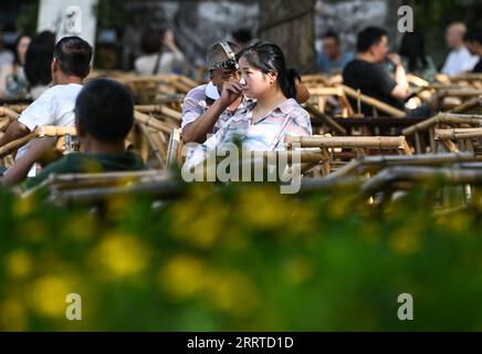 230715 -- CHENGDU, le 15 juillet 2023 -- Un visiteur expérimente le nettoyage des oreilles unique à Chengdu, dans la province du Sichuan, dans le sud-ouest de la Chine, le 14 juillet 2023. Les 31e Jeux mondiaux universitaires d'été de la FISU auront lieu à Chengdu du 28 juillet au 8 août 2023. SPCHINA-CHENGDU-UNIVERSIADE-CITY CN WangxXi PUBLICATIONxNOTxINxCHN Banque D'Images