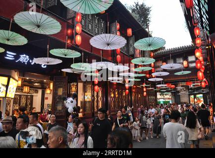 230715 -- CHENGDU, le 15 juillet 2023 -- des touristes visitent la rue folklorique Jinli à Chengdu, dans la province du Sichuan du sud-ouest de la Chine, le 14 juillet 2023. Les 31e Jeux mondiaux universitaires d'été de la FISU auront lieu à Chengdu du 28 juillet au 8 août 2023. SPCHINA-CHENGDU-UNIVERSIADE-CITY CN LiuxKun PUBLICATIONxNOTxINxCHN Banque D'Images