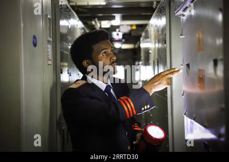 230718 -- ADDIS-ABEBA, le 18 juillet 2023 -- Dejen Gezu, l'un des premiers conducteurs autorisés pour des trains électrifiés en Éthiopie, travaille à l'intérieur d'une locomotive à la gare Indode d'Éthiopie-Djibouti chemin de fer à écartement standard à Addis-Abeba, Éthiopie, le 13 juillet 2023. Le chemin de fer Éthiopie-Djibouti à écartement standard de 752 km, également connu sous le nom de chemin de fer Addis-Abeba-Djibouti, est le premier chemin de fer transfrontalier électrifié en Afrique, un projet phare dans le cadre de l'Initiative ceinture et route proposée par la Chine. Gezu s'est décrit lui-même comme un exemple du succès du transfert de connaissances et d'expérience en Chine Banque D'Images