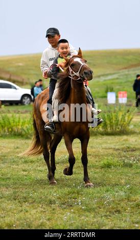 230719 -- ZHAOSU, 19 juillet 2023 -- des enfants montent à cheval dans un parc marécageux du comté de Zhaosu, préfecture autonome kazakhe d'Ili, région autonome ouïgoure du Xinjiang du nord-ouest de la Chine, 17 juillet 2023. Avec des ressources touristiques abondantes, le comté de Zhaosu est entré dans la saison touristique de pointe en été. CHINE-XINJIANG-ZHAOSU-SUMMER-TOURISME CN ZHAOXGE PUBLICATIONXNOTXINXCHN Banque D'Images