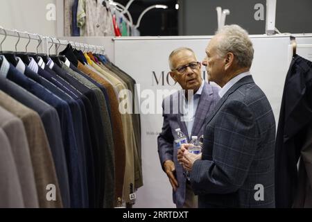 230719 -- NEW YORK, le 19 juillet 2023 -- les clients sélectionnent le tissu sur le stand d'une entreprise de Chine de Ningbo lors du 24e salon professionnel du textile et de l'habillement à New York, aux États-Unis, le 19 juillet 2023. Le 24e salon du textile et de l'habillement de Chine a débuté mardi au Javits Center, Manhattan, New York. L'événement de trois jours, organisé en parallèle avec Texworld New York, Apparel Sourcing New York et Home textile Sourcing Expo, a réuni près de 800 fabricants chinois de tissus, textiles de maison et vêtements pour présenter leurs derniers produits et collections à leur mode américaine Banque D'Images