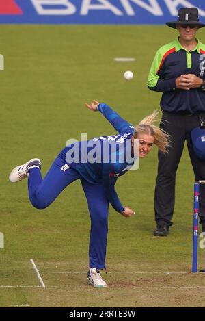 Bowling Sarah Glenn en Angleterre lors du premier match international d'une journée au Seat unique Riverside, Chester-le-Street. Date de la photo : Samedi 9 septembre 2023. Banque D'Images