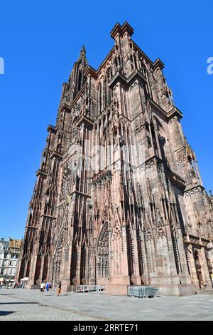 Strasbourg, France - septembre 2023 : célèbre cathédrale de Strasbourg de style roman et gothique Banque D'Images