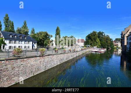 Strasbourg, France - septembre 2023 : rivière III avec bateaux et bâtiment de la Maison des ponts couverts dans le quartier historique de la petite France Banque D'Images