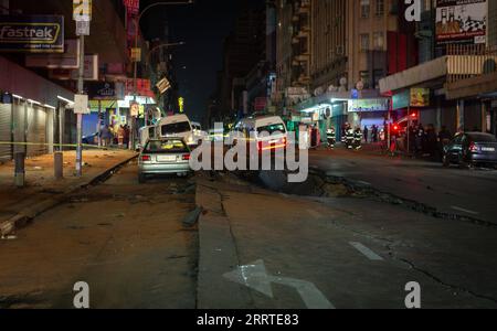 230720 -- JOHANNESBURG, le 20 juillet 2023 -- cette photo prise le 19 juillet 2023 montre le site d'une explosion de gaz présumée à Johannesburg, en Afrique du Sud. Une explosion de gaz suspectée s'est produite à Johannesburg au cours de l'heure de pointe du soir mercredi. Les routes ouvertes ont été déchirées et plus de 20 véhicules ont été renversés. Plus de 40 personnes ont été blessées, dont beaucoup étaient dans un état critique. Photo de /Xinhua SOUTH AFRICA-JOHANNESBURG-SUSPICION D'EXPLOSION DE GAZ YeshielxPanchia PUBLICATIONxNOTxINxCHN Banque D'Images