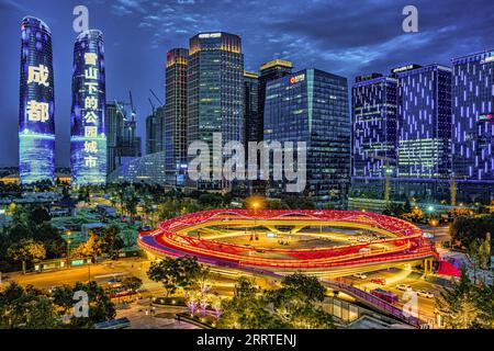 230721 -- PÉKIN, le 21 juillet 2023 -- cette photo prise le 27 août 2021 montre une vue nocturne à Chengdu, dans la province du Sichuan du sud-ouest de la Chine. L'Universiade de Chengdu est juste au coin de la rue, et les athlètes universitaires du monde entier se réuniront à Chengdu pour réaliser leurs rêves. Chengdu a beaucoup de villes sœurs à travers le monde. En 1981, Chengdu et Montpellier sont devenues la première paire de villes sœurs des deux pays. En 2011, l'école primaire Montpellier Chengdu et l'école primaire Chengdu Montpellier ont été construites respectivement à Montpellier et Chengdu pour marquer le 30e anni Banque D'Images