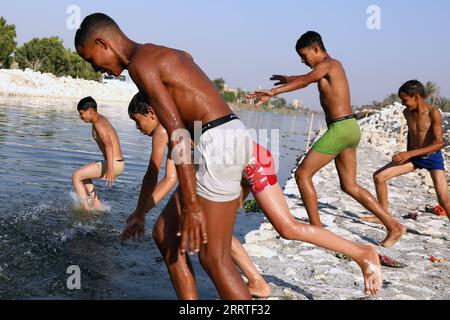 230722 -- GIZEH, 22 juillet 2023 -- des garçons plongent dans un canal pour se rafraîchir pendant une canicule à Gizeh, en Égypte, le 21 juillet 2023. ÉGYPTE-GIZA-CANICULE AhmedxGomaa PUBLICATIONxNOTxINxCHN Banque D'Images