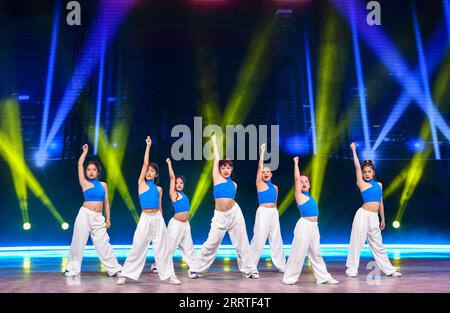 230722 -- URUMQI, le 22 juillet 2023 -- des danseurs se produisent lors d'un spectacle de hip-hop, dans le cadre du 6e Festival international de danse chinois du Xinjiang, à Urumqi, dans la région autonome ouïgour du Xinjiang, au nord-ouest de la Chine, le 21 juillet 2023. Environ 200 danseurs de divers groupes ethniques ont participé au spectacle. CHINE-XINJIANG-FESTIVAL INTERNATIONAL DE DANSE-HIP HOP CN HUXHUHU PUBLICATIONXNOTXINXCHN Banque D'Images