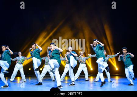 230722 -- URUMQI, le 22 juillet 2023 -- des danseurs se produisent lors d'un spectacle de hip-hop, dans le cadre du 6e Festival international de danse chinois du Xinjiang, à Urumqi, dans la région autonome ouïgour du Xinjiang, au nord-ouest de la Chine, le 21 juillet 2023. Environ 200 danseurs de divers groupes ethniques ont participé au spectacle. CHINE-XINJIANG-FESTIVAL INTERNATIONAL DE DANSE-HIP HOP CN HUXHUHU PUBLICATIONXNOTXINXCHN Banque D'Images