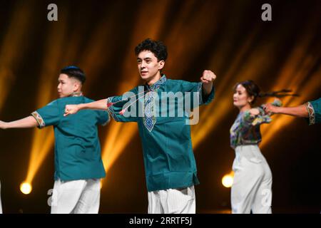 230722 -- URUMQI, le 22 juillet 2023 -- des danseurs se produisent lors d'un spectacle de hip-hop, dans le cadre du 6e Festival international de danse chinois du Xinjiang, à Urumqi, dans la région autonome ouïgour du Xinjiang, au nord-ouest de la Chine, le 21 juillet 2023. Environ 200 danseurs de divers groupes ethniques ont participé au spectacle. CHINE-XINJIANG-FESTIVAL INTERNATIONAL DE DANSE-HIP HOP CN HUXHUHU PUBLICATIONXNOTXINXCHN Banque D'Images