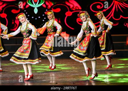 230722 -- URUMQI, le 22 juillet 2023 -- des acteurs de l'ensemble de danse Saltanat du Kazakhstan se produisent lors de la fête de chant et de danse riche ville natale au théâtre populaire du Xinjiang à Urumqi, dans le nord-ouest de la Chine, dans la région autonome ouïgoure du Xinjiang, le 21 juillet 2023. CHINE-XINJIANG-KAZAKHSTAN-FÊTE DE CHANT ET DE DANSE- RICHE VILLE NATALE CN HUXHUHU PUBLICATIONXNOTXINXCHN Banque D'Images