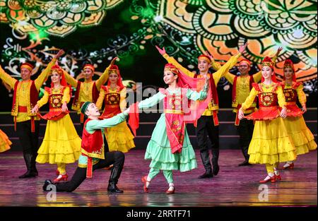 230722 -- URUMQI, le 22 juillet 2023 -- des acteurs de l'ensemble de danse Saltanat du Kazakhstan se produisent lors de la fête de chant et de danse riche ville natale au théâtre populaire du Xinjiang à Urumqi, dans le nord-ouest de la Chine, dans la région autonome ouïgoure du Xinjiang, le 21 juillet 2023. CHINE-XINJIANG-KAZAKHSTAN-FÊTE DE CHANT ET DE DANSE- RICHE VILLE NATALE CN HUXHUHU PUBLICATIONXNOTXINXCHN Banque D'Images