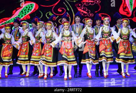 230722 -- URUMQI, le 22 juillet 2023 -- des acteurs de l'ensemble de danse Saltanat du Kazakhstan se produisent lors de la fête de chant et de danse riche ville natale au théâtre populaire du Xinjiang à Urumqi, dans le nord-ouest de la Chine, dans la région autonome ouïgoure du Xinjiang, le 21 juillet 2023. CHINE-XINJIANG-KAZAKHSTAN-FÊTE DE CHANT ET DE DANSE- RICHE VILLE NATALE CN HUXHUHU PUBLICATIONXNOTXINXCHN Banque D'Images