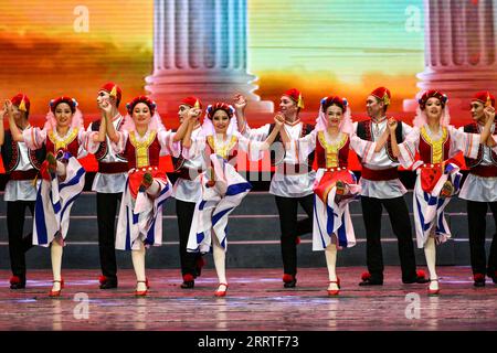 230722 -- URUMQI, le 22 juillet 2023 -- des acteurs de l'ensemble de danse Saltanat du Kazakhstan se produisent lors de la fête de chant et de danse riche ville natale au théâtre populaire du Xinjiang à Urumqi, dans le nord-ouest de la Chine, dans la région autonome ouïgoure du Xinjiang, le 21 juillet 2023. CHINE-XINJIANG-KAZAKHSTAN-FÊTE DE CHANT ET DE DANSE- RICHE VILLE NATALE CN HUXHUHU PUBLICATIONXNOTXINXCHN Banque D'Images