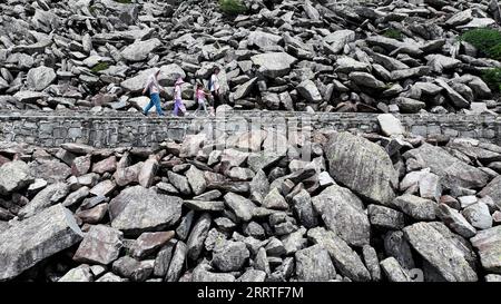 230722 -- XI AN, le 22 juillet 2023 -- cette photo aérienne prise le 21 juillet 2023 montre des visiteurs passant devant la mer rocheuse au parc forestier national de Zhuque à Xi an, dans la province du Shaanxi, au nord-ouest de la Chine. Le parc, situé dans le cours supérieur de la rivière Laohe est et dans le nord des montagnes Qinling, couvre une superficie de 2 621 hectares, et son point culminant Bingjing pic a une altitude de 3 015 mètres. Des paysages étonnants tels que la forêt vierge, les restes de glaciers et la mer de nuages peuvent être vus le long de la route vers le sommet. CHINA-SHAANXI-ZHUQUE NATIONAL PARK-SCENERY CN LIUXXIAO PUBLICATIONXNOTXINXCHN Banque D'Images