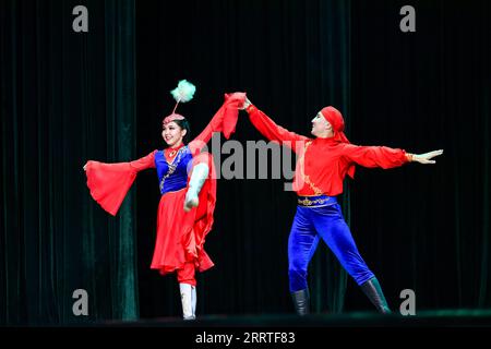 230722 -- URUMQI, le 22 juillet 2023 -- des acteurs de l'ensemble de danse Saltanat du Kazakhstan se produisent lors de la fête de chant et de danse riche ville natale au théâtre populaire du Xinjiang à Urumqi, dans le nord-ouest de la Chine, dans la région autonome ouïgoure du Xinjiang, le 21 juillet 2023. CHINE-XINJIANG-KAZAKHSTAN-FÊTE DE CHANT ET DE DANSE- RICHE VILLE NATALE CN HUXHUHU PUBLICATIONXNOTXINXCHN Banque D'Images