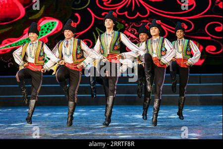 230722 -- URUMQI, le 22 juillet 2023 -- des acteurs de l'ensemble de danse Saltanat du Kazakhstan se produisent lors de la fête de chant et de danse riche ville natale au théâtre populaire du Xinjiang à Urumqi, dans le nord-ouest de la Chine, dans la région autonome ouïgoure du Xinjiang, le 21 juillet 2023. CHINE-XINJIANG-KAZAKHSTAN-FÊTE DE CHANT ET DE DANSE- RICHE VILLE NATALE CN HUXHUHU PUBLICATIONXNOTXINXCHN Banque D'Images