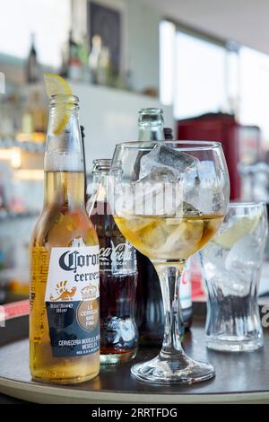 Plateau avec plusieurs types de boissons telles que la bière, les cocktails, les sodas sur un bar ou un comptoir de pub, boissons préférées pour un rassemblement social à Tenerife Banque D'Images