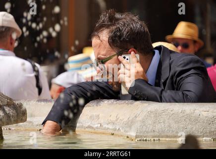 230724 -- PÉKIN, le 24 juillet 2023 -- Un homme se rafraîchit avec l'eau d'une fontaine près du Panthéon à Rome, Italie, le 18 juillet 2023. Titres de Xinhua : les vagues de chaleur brûlent l'hémisphère Nord, sonnent d'alarme sur le réchauffement climatique JinxMamengni PUBLICATIONxNOTxINxCHN Banque D'Images