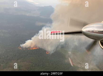 230724 -- BEIJING, le 24 juillet 2023 -- cette photo aérienne prise le 7 juillet 2023 montre des feux de forêt dans le nord de la Colombie-Britannique, au Canada. /Document via Xinhua Xinhua titres : les vagues de chaleur brûlent l'hémisphère nord, sonnent d'alarme sur le réchauffement climatique BCxWildfirexService PUBLICATIONxNOTxINxCHN Banque D'Images