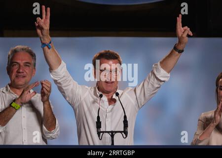 230725 -- MADRID, le 25 juillet 2023 -- Alberto Nunez Feijoo, chef du Parti populaire PP, interagit avec des partisans à Madrid, Espagne, le 24 juillet 2023. Le Parti populaire de droite de l'opposition espagnole, le PP, a remporté les élections générales de dimanche avec 99,79 pour cent des voix comptées, alors qu'aucun parti n'a recueilli suffisamment de sièges parlementaires pour former un gouvernement. Les résultats ont montré que le PP a remporté 136 sièges au Congrès des députés de 350 sièges, la chambre basse du Parlement espagnol. Le Parti socialiste ouvrier espagnol PSOE du Premier ministre Pedro Sanchez a remporté 122 sièges. ESPAGNE-ELECTIONS GÉNÉRALES MENG Banque D'Images