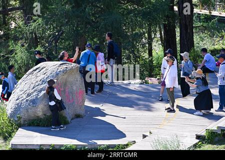 230725 -- PÉKIN, le 25 juillet 2023 -- des personnes prennent des photos dans la région pittoresque de Kanas, dans la préfecture de l'Altay, dans la région autonome ouïgoure du Xinjiang, au nord-ouest de la Chine, le 19 juillet 2023. Xinhua Headlines : la Chine accélère le contrôle macro pour une croissance économique stable DingxLei PUBLICATIONxNOTxINxCHN Banque D'Images