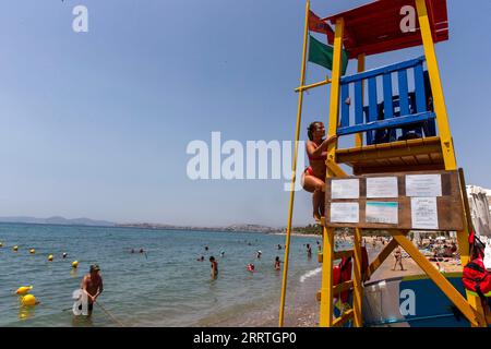 230725 -- ATHÈNES, le 25 juillet 2023 -- Un sauveteur monte dans sa tour pour observer des nageurs à la plage d'Alimos dans la banlieue d'Athènes, en Grèce, le 25 2023 juillet. À la veille de la Journée mondiale de prévention des noyades, qui tombe le 25 juillet de chaque année, le directeur régional européen de l’Organisation mondiale de la Santé A souligné l’urgence de sensibiliser à la noyade en tant que problème de santé publique, qui tue environ 20 000 personnes chaque année dans la région européenne. GRÈCE-ATHÈNES-BEACH-SAUVETEUR MariosxLolos PUBLICATIONxNOTxINxCHN Banque D'Images