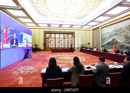 230725 -- BEIJING, le 25 juillet 2023 -- Zhao Leji, président du Comité permanent de l Assemblée nationale populaire, s entretient avec le Président de l Assemblée nationale pakistanaise, Raja Pervaiz Ashraf, par liaison vidéo au Grand Hall du peuple à Beijing, capitale de la Chine, le 25 juillet 2023. CHINE-PÉKIN-ZHAO LEJI-PAKISTAN-POURPARLERS CN LIUXWEIBING PUBLICATIONXNOTXINXCHN Banque D'Images