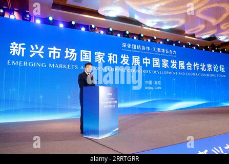 230725 -- PÉKIN, le 25 juillet 2023 -- Fu Hua, président de l'agence de presse Xinhua, prend la parole lors de la cérémonie d'ouverture du Forum de Pékin sur le développement et la coopération de l'EMDC sur les marchés émergents et les pays en développement à Beijing, capitale de la Chine, le 25 juillet 2023. CHINA-BEIJING-EMDC-FORUMCN LiuxWeibing PUBLICATIONxNOTxINxCHN Banque D'Images