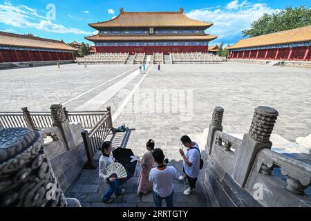 230725 -- PÉKIN, le 25 juillet 2023 -- des touristes visitent le temple ancestral impérial de Pékin, capitale de la Chine, le 8 juillet 2023. Créé pour la première fois sous la dynastie Yuan 1271-1368, l'axe central de Pékin, ou Zhongzhouxian, s'étend sur 7,8 kilomètres entre la porte de Yongding au sud de la ville et la Tour du tambour et le clocher au nord. La plupart des grands bâtiments de la vieille ville de Pékin se trouvent le long de cet axe. Portes, palais, temples, places et jardins de la vieille ville sont tous reliés à l'axe. Comme ils ont été témoins des activités folkloriques le long de la ligne de vieux jours aux nouveaux, ils sont eux-mêmes un Banque D'Images