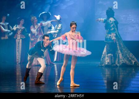 230726 -- URUMQI, 26 juillet 2023 -- des danseurs de la troupe de ballet du grand théâtre national de Biélorussie jouent dans le ballet Belle au bois dormant lors du 6e Festival international de danse du Xinjiang chinois à Urumqi, dans le nord-ouest de la Chine, dans la région autonome ouygure du Xinjiang, le 25 juillet 2023. CHINE-XINJIANG-URUMQI-FESTIVAL DE DANSE-BIÉLORUSSIE-BALLET TROUPECN WANGXFEI PUBLICATIONXNOTXINXCHN Banque D'Images