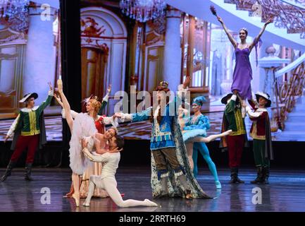 230726 -- URUMQI, 26 juillet 2023 -- des danseurs de la troupe de ballet du grand théâtre national de Biélorussie jouent dans le ballet Belle au bois dormant lors du 6e Festival international de danse du Xinjiang chinois à Urumqi, dans le nord-ouest de la Chine, dans la région autonome ouygure du Xinjiang, le 25 juillet 2023. CHINE-XINJIANG-URUMQI-FESTIVAL DE DANSE-BIÉLORUSSIE-BALLET TROUPECN WANGXFEI PUBLICATIONXNOTXINXCHN Banque D'Images