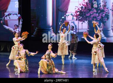 230726 -- URUMQI, 26 juillet 2023 -- des danseurs de la troupe de ballet du grand théâtre national de Biélorussie jouent dans le ballet Belle au bois dormant lors du 6e Festival international de danse du Xinjiang chinois à Urumqi, dans le nord-ouest de la Chine, dans la région autonome ouygure du Xinjiang, le 25 juillet 2023. CHINE-XINJIANG-URUMQI-FESTIVAL DE DANSE-BIÉLORUSSIE-BALLET TROUPECN WANGXFEI PUBLICATIONXNOTXINXCHN Banque D'Images