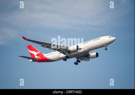 26.07.2023, Singapour, République de Singapour, Asie - Airbus A330-200 jet de passagers de la compagnie aérienne australienne Qantas Airways immatriculée VH-EBP. Banque D'Images