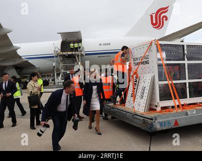 230726 -- PARIS, le 26 juillet 2023 -- Brigitte Macron 2e L, Front, épouse du président français Emmanuel Macron, arrive pour faire ses adieux au panda géant Yuan Meng à l'aéroport Roissy Charles-de-Gaulle, près de Paris, France, le 25 juillet 2023. Premier panda géant né en France Yuan Meng s'est installé dans une cage personnalisée remplie de bambou, commençant son voyage vers la base de recherche chinoise de Chengdu de l'élevage de panda géant mardi après un départ long-courrier de Paris. POUR ALLER AVEC feature : premier panda géant né en France se dirige vers la Chine, donné au revoir chaleureux FRANCE-PARIS-GÉANT PANDA-YUAN MENG-ADIEU GaoxJing PUB Banque D'Images