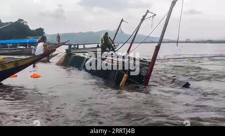 230727 -- PROVINCE DE RIZAL, 27 juillet 2023 -- des gens tentent de sauver des passagers du bateau chaviré dans la province de Rizal, aux Philippines, le 27 juillet 2023. Au moins 21 personnes sont mortes jeudi après-midi après qu'un bateau à passagers a chaviré dans un lac de la province de Rizal, à l'est de Manille, a déclaré un porte-parole de la Garde côtière philippine PCG et de la police. Garde côtière philippine/document via Xinhua LES PHILIPPINES-PROVINCE DE RIZAL-ACCIDENT DE BATEAU YangxYunqi PUBLICATIONxNOTxINxCHN Banque D'Images