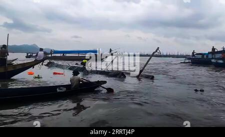 230727 -- PROVINCE DE RIZAL, 27 juillet 2023 -- des gens tentent de sauver des passagers du bateau chaviré dans la province de Rizal, aux Philippines, le 27 juillet 2023. Au moins 21 personnes sont mortes jeudi après-midi après qu'un bateau à passagers a chaviré dans un lac de la province de Rizal, à l'est de Manille, a déclaré un porte-parole de la Garde côtière philippine PCG et de la police. Garde côtière philippine/document via Xinhua LES PHILIPPINES-PROVINCE DE RIZAL-ACCIDENT DE BATEAU YangxYunqi PUBLICATIONxNOTxINxCHN Banque D'Images