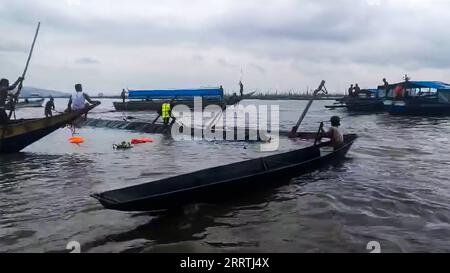 230727 -- PROVINCE DE RIZAL, 27 juillet 2023 -- des gens tentent de sauver des passagers du bateau chaviré dans la province de Rizal, aux Philippines, le 27 juillet 2023. Au moins 21 personnes sont mortes jeudi après-midi après qu'un bateau à passagers a chaviré dans un lac de la province de Rizal, à l'est de Manille, a déclaré un porte-parole de la Garde côtière philippine PCG et de la police. Garde côtière philippine/document via Xinhua LES PHILIPPINES-PROVINCE DE RIZAL-ACCIDENT DE BATEAU YangxYunqi PUBLICATIONxNOTxINxCHN Banque D'Images