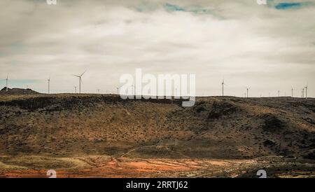 230727 -- JOHANNESBURG, le 27 juillet 2023 -- cette photo prise le 25 juillet 2023 montre des éoliennes du projet éolien de AAR à de AAR, en Afrique du Sud. La capacité installée du projet éolien de AAR investi par la Chine Longyuan Power et ses partenaires sud-africains est de 244,5 mégawatts MW, qui peut fournir de manière stable une énergie propre d'environ 760 gigawattheure GWh par an, équivalent à économiser plus de 200 000 tonnes métriques de charbon standard, réduisant les émissions de dioxyde de carbone de 700 000 tonnes métriques. Photo de Yeshiel Panchia/Xinhua SOUTH AFRICA-DE AAR-WIND POWER PROJECT ZhangxYudong PUBLICATIONxNO Banque D'Images