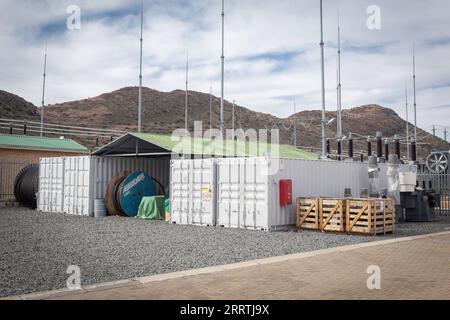 230727 -- JOHANNESBURG, le 27 juillet 2023 -- cette photo prise le 25 juillet 2023 montre les installations du projet éolien de AAR à de AAR, en Afrique du Sud. La capacité installée du projet éolien de AAR investi par la Chine Longyuan Power et ses partenaires sud-africains est de 244,5 mégawatts MW, qui peut fournir de manière stable une énergie propre d'environ 760 gigawattheure GWh par an, équivalent à économiser plus de 200 000 tonnes métriques de charbon standard, réduisant les émissions de dioxyde de carbone de 700 000 tonnes métriques. Photo de Yeshiel Panchia/Xinhua SOUTH AFRICA-DE AAR-WIND POWER PROJECT ZhangxYudong PUBLICATIONxNOTxI Banque D'Images