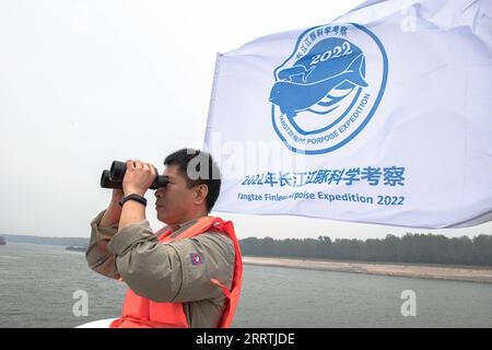 230727 -- WUHAN, le 27 juillet 2023 -- Hao Yujiang, chercheur associé de l'Institut d'hydrobiologie, Académie chinoise des sciences cas, effectue une observation du marsouin sans ailettes du Yangtze dans la section Shishou du fleuve Yangtze, dans la province du Hubei du centre de la Chine, le 23 septembre 2022. Trois générations de chercheurs à l'Institut d'hydrobiologie, l'Académie chinoise des sciences cas ont passé des décennies à sauver et à soigner des espèces menacées - le dauphin Baiji et le marsouin sans ailettes du Yangtze. Ce dernier est surnommé l'ange souriant du fleuve Yangtsé car ses lèvres légèrement bouclés resèment Banque D'Images