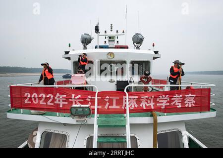 230727 -- WUHAN, le 27 juillet 2023 -- des membres du personnel effectuent des travaux d'observation pendant l'expédition de marsouin sans finesse du Yangtze 2022 dans la section Shishou du fleuve Yangtze, province du Hubei en Chine centrale, le 23 septembre 2022. Trois générations de chercheurs à l'Institut d'hydrobiologie, l'Académie chinoise des sciences cas ont passé des décennies à sauver et à soigner des espèces menacées - le dauphin Baiji et le marsouin sans ailettes du Yangtze. Ce dernier est surnommé l'ange souriant du fleuve Yangtsé car ses lèvres légèrement bouclés ressemblent à celles d'une personne souriante. Le dauphin de Baiji Qi Qi est décédé en juillet 2002 Banque D'Images