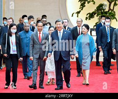 230728 -- CHENGDU, le 28 juillet 2023 -- le président chinois Xi Jinping, son épouse Peng Liyuan et des invités entrent dans un lieu pour un banquet à Chengdu, capitale de la province du Sichuan du sud-ouest de la Chine, le 28 juillet 2023. Le président chinois Xi Jinping et son épouse Peng Liyuan ont organisé vendredi un banquet à Chengdu pour accueillir les invités participant à la cérémonie d'ouverture des Jeux mondiaux universitaires de la FISU de Chengdu. Chengdu Universiade CHINE-SICHUAN-CHENGDU-XI JINPING-INVITÉS ÉTRANGERS-BANQUET DE BIENVENUE CN YinxBogu PUBLICATIONxNOTxINxCHN Banque D'Images