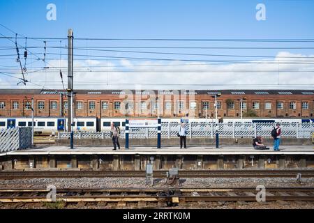 Surveillants de train à la gare de Doncaster Banque D'Images