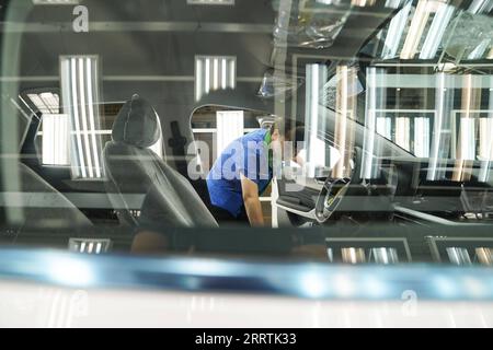 230728 -- PÉKIN, le 28 juillet 2023 -- Un travailleur travaille dans une base de fabrication de Jiangling Motors Group Co., Ltd. À Nanchang, dans la province de Jiangxi dans l'est de la Chine, le 18 juillet 2023. La ceinture économique du fleuve Yangtze est un lieu de rassemblement important pour l'industrie automobile, réunissant un grand nombre de marques et de fabricants automobiles, ce qui aide l'industrie des véhicules à énergie nouvelle de la Chine à passer à une nouvelle étape de développement à grande échelle et mondial, et ajoute également un nouvel élan au développement de haute qualité de la ceinture économique du fleuve Yangtze. CHINA-YANGTZE RIVER ECONOMIC BELT-NEV-CLUSTER CN ZHOUXMI P Banque D'Images