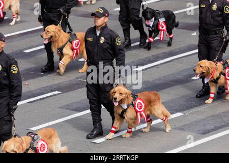 230730 -- LIMA, le 30 juillet 2023 -- des policiers et des chiens policiers assistent à un défilé pour souligner le 202e anniversaire de l'indépendance du Pérou à Lima, Pérou, le 29 juillet 2023. PÉROU-LIMA-INDÉPENDANCE-COMMÉMORATION-PARADE MarianaxBazo PUBLICATIONxNOTxINxCHN Banque D'Images