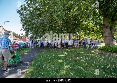 Wallingford, Royaume-Uni. Samedi 9 septembre 2023. Les foules se rassemblent au Kinecroft à Wallingford pour assister au dévoilement de la statue en bronze grandeur nature de la romancière du crime Agatha Christie. L'écrivain a passé plus de 40 ans à résider à la périphérie de Wallingford. Elle vivait à Winterbrook House et fut enterrée dans le cimetière de St Mary’s à Cholsey. Crédit : LU Parrott / Alamy Live News Banque D'Images