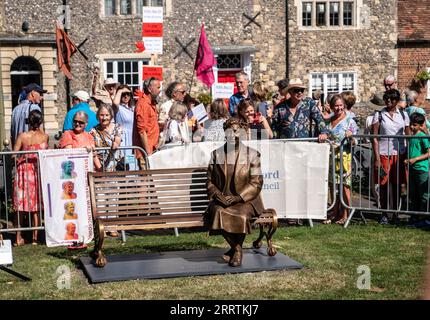 Wallingford, Royaume-Uni. Samedi 9 septembre 2023. Les foules se rassemblent au Kinecroft à Wallingford pour assister au dévoilement de la statue en bronze grandeur nature de la romancière du crime Agatha Christie. L'écrivain a passé plus de 40 ans à résider à la périphérie de Wallingford. Elle vivait à Winterbrook House et fut enterrée dans le cimetière de St Mary’s à Cholsey. Crédit : LU Parrott / Alamy Live News Banque D'Images