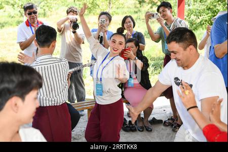 230730 -- URUMQI, le 30 juillet 2023 -- des membres de la troupe de danse de l'Institut Bunditpatanasilpa de Thaïlande et de la troupe artistique Muqam du théâtre d'art du Xinjiang dansent ensemble à Urumqi, dans la région autonome ouygur du Xinjiang du nord-ouest de la Chine, le 24 juillet 2023. Xinhua Headlines : les danseurs mondiaux se délectent dans le Xinjiang HuxHuhu PUBLICATIONxNOTxINxCHN enchanteur Banque D'Images