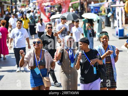 230730 -- URUMQI, le 30 juillet 2023 -- des membres de la troupe de danse sud-africaine partent visiter le Grand Bazar international à Urumqi, dans la région autonome ouïgoure du Xinjiang, au nord-ouest de la Chine, le 25 juillet 2023. Xinhua Headlines : les danseurs mondiaux se délectent dans le Xinjiang HuxHuhu PUBLICATIONxNOTxINxCHN enchanteur Banque D'Images